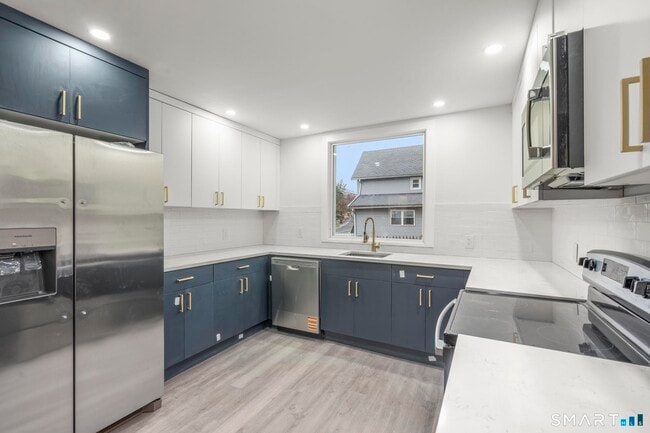 Building Photo - 93 Sunnyside Ave