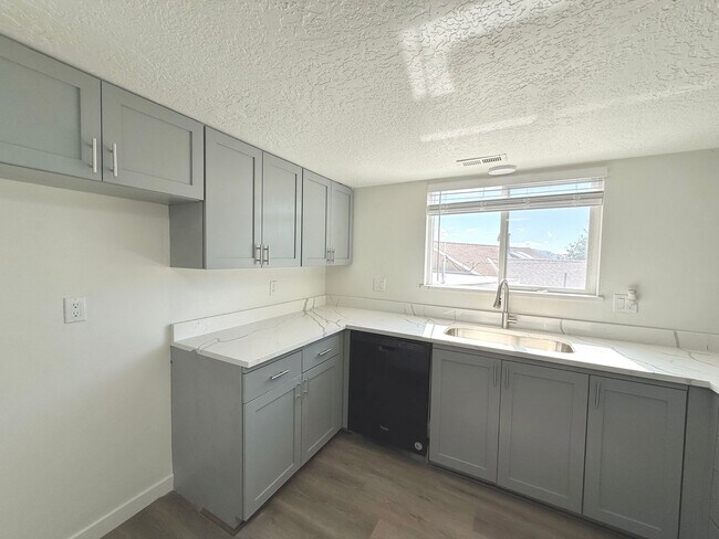 Building Photo - Open House June 20th | 3 Bedroom Townhome in Holladay