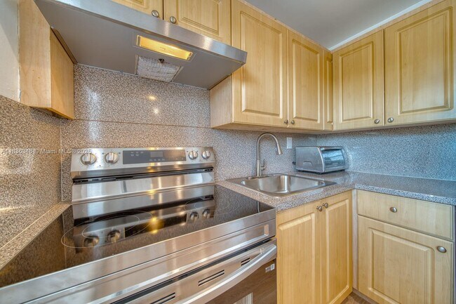 Building Photo - 1201 SW 42nd Ave