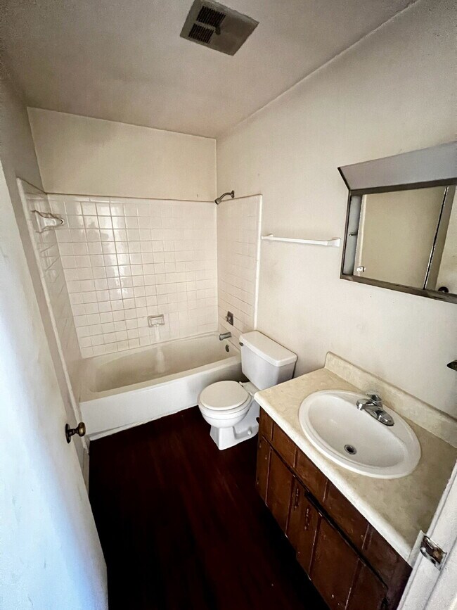 Building Photo - Spacious 2 Bedroom/1 Bath is located off of Hiliman Golf Course