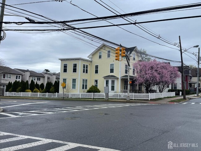 Building Photo - 161 George St