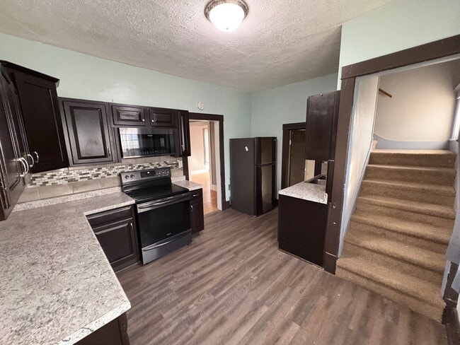 Building Photo - Spacious Home with Huge Backyard, Laundry included