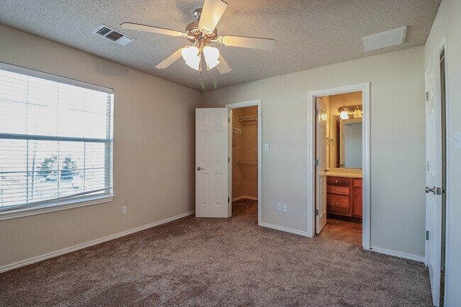 Building Photo - Pre-Leasing  3 bed 3 bath Near Texas Tech!