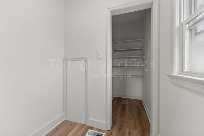 Building Photo - 604 1/2 Hart Street