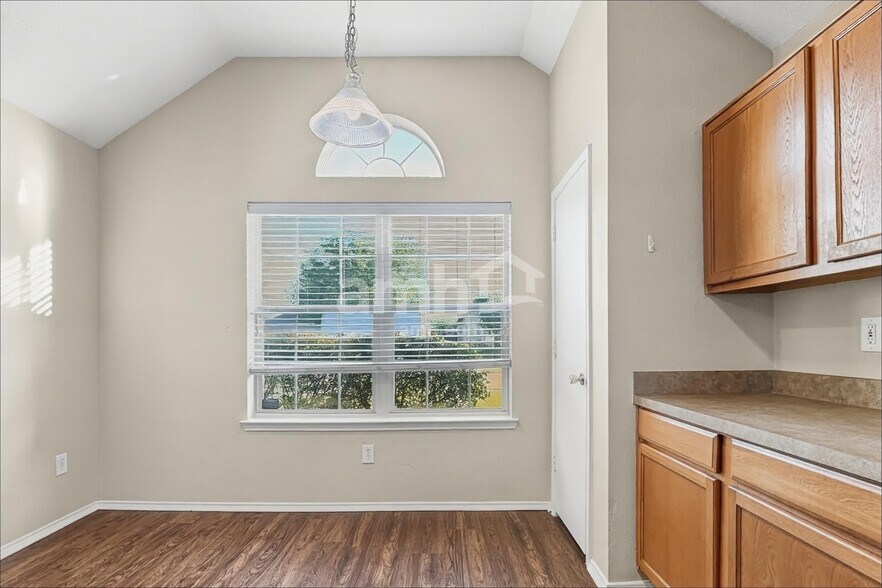Building Photo - 912 Buffalo Springs Dr