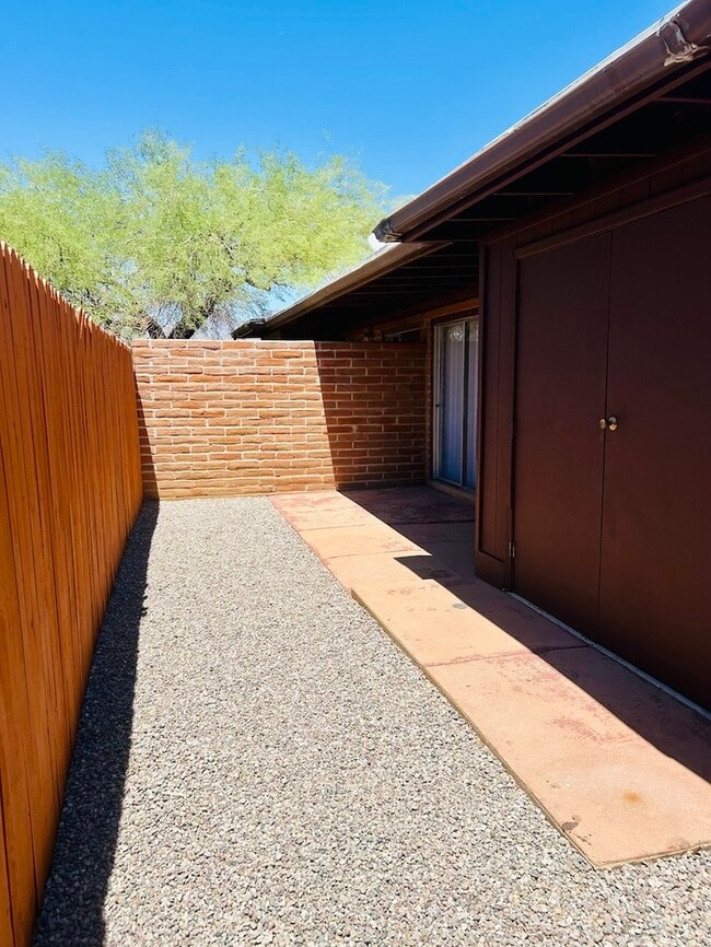 Building Photo - FOR RENT