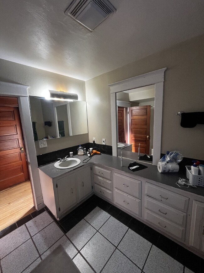 Building Photo - Cozy 4 Bed 1 Bath near UWEC!