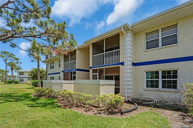 Building Photo - 1504 SE Royal Green Cir
