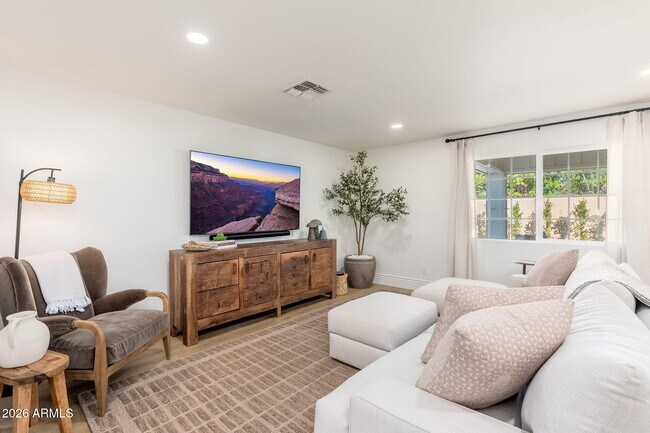 Building Photo - 4030 E Fairmount Ave