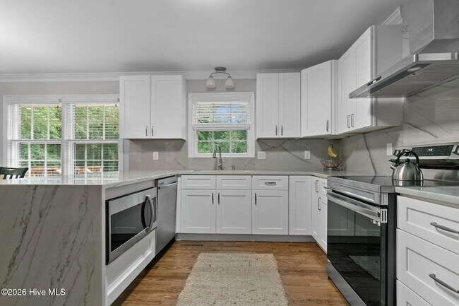 Building Photo - 450 Crestview Rd