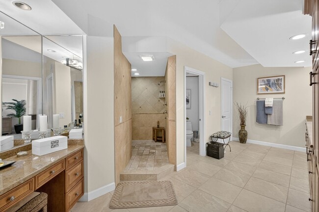 Building Photo - Rare 18th-Floor 3 bed, 3 bath Beachfront C...