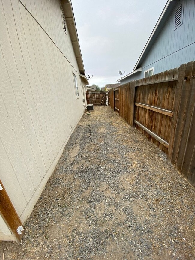 Building Photo - Charming 3 Bedroom