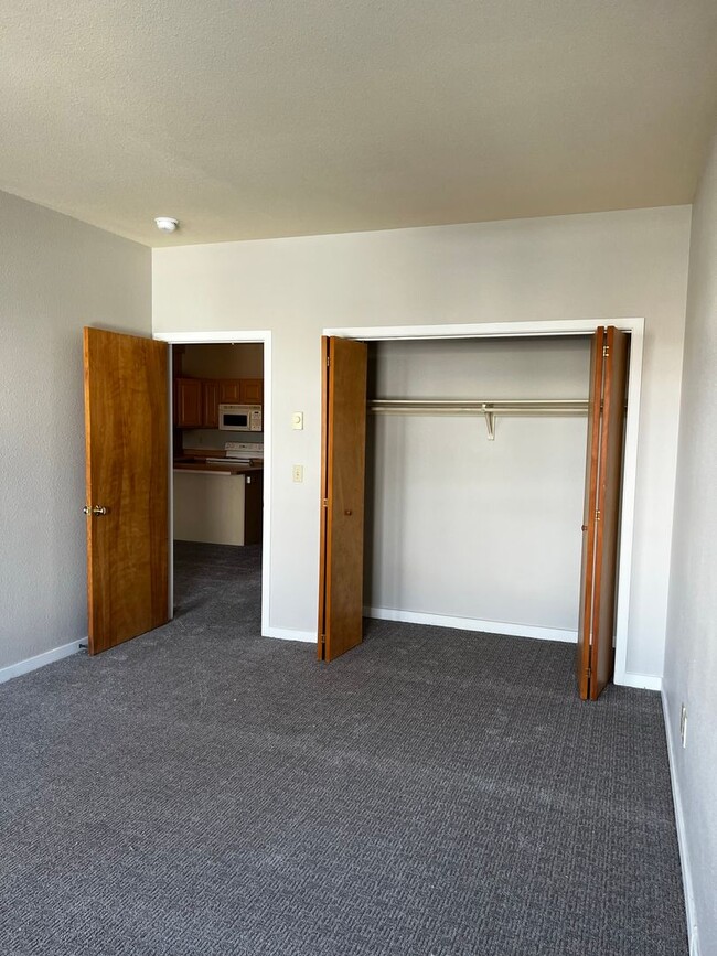 Building Photo - Super spacious 1 bedroom in town!