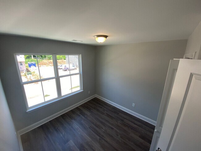 Building Photo - Spacious 3BR Townhome with Modern Finishes & Lawn Care Included!