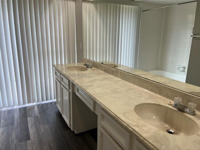 Building Photo - 1722 Sullins Way