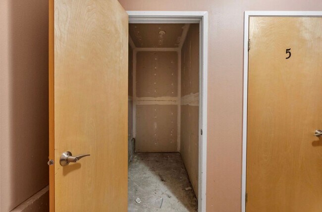 Building Photo - Top Floor 2-Bed Condo with Garage Parking