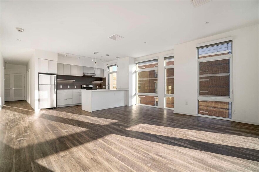 Building Photo - 845 Beacon St