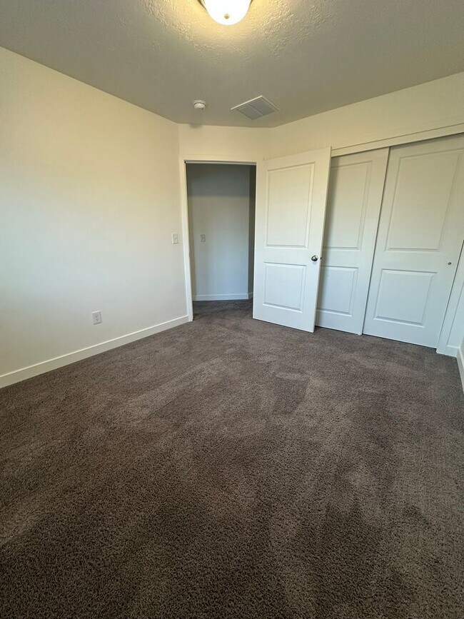 Building Photo - $800 Amazon Gift Card + 2 Weeks Rent Free! Beautiful 3 Bed 2.5 Bath Townhome in West Haven