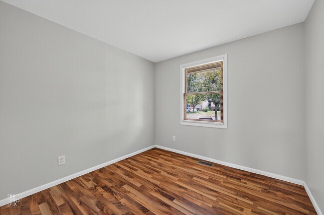 Building Photo - 114 S Willow Ln