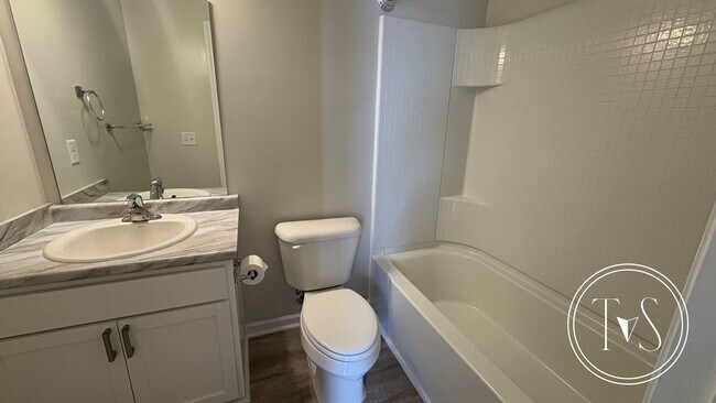 Building Photo - RATE DROP ALERT (was $2500/month) and MOVE-IN SPECIAL: $400 OFF 1ST MONTH'S RENT!**