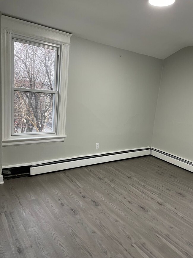 Building Photo - Fully renovated 6 bedroom single family house