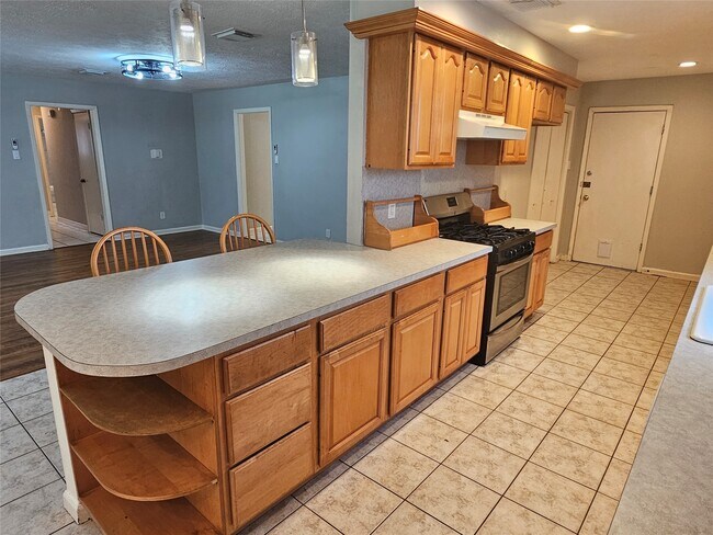 Building Photo - 2701 Henderson Ln
