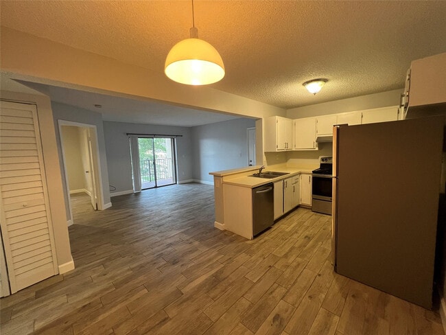 Building Photo - 400 Palm Cir W