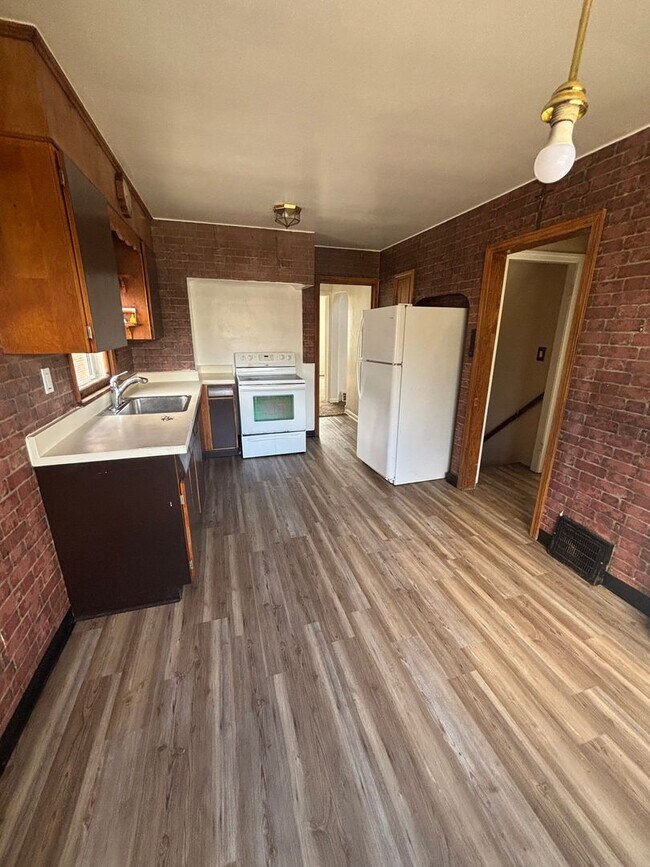 Building Photo - 3bd Single Section 8 WATER/SEWER INCLUDED