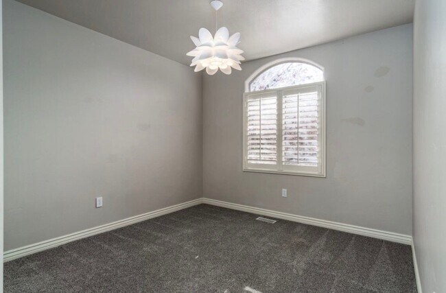 Building Photo - 13141 S Woods Park Dr