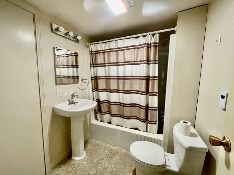 Building Photo - 1526 Royce Ave