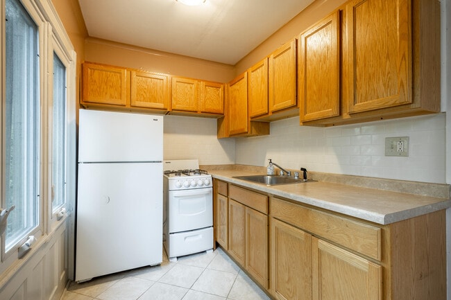 Building Photo - 2119 E Kenilworth Pl
