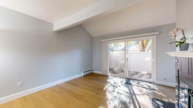 Building Photo - Cozy 2 Bedroom 1.5 Bath with Private Yard and Two Car Garage !