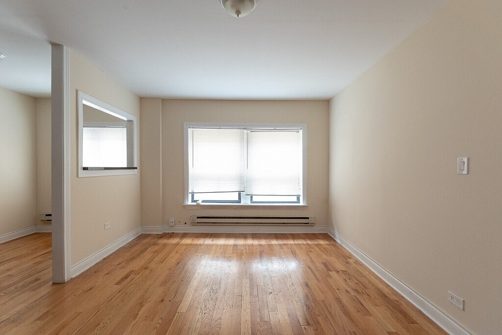 Building Photo - 617 W Cornelia Ave