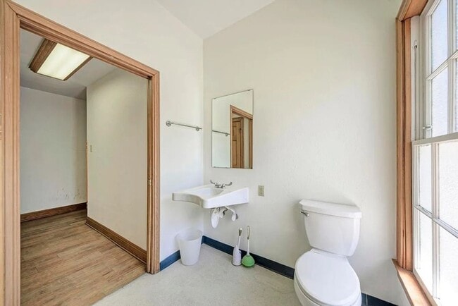 Building Photo - Spacious 14-Bedroom Property Ideal for Gro...