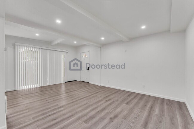 Building Photo - 551 Hichborn St