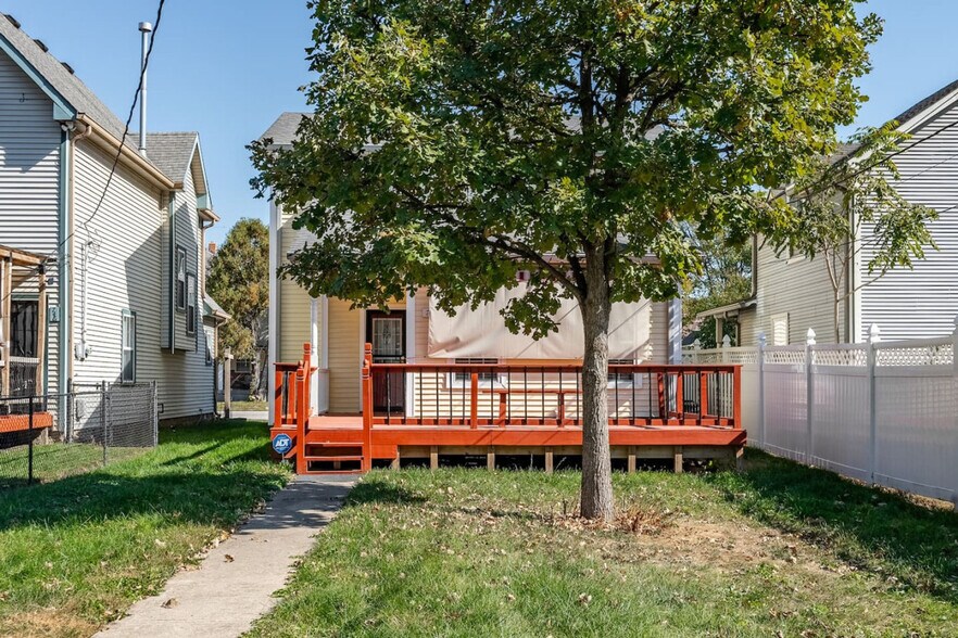 Building Photo - 742 N Sheffield Ave