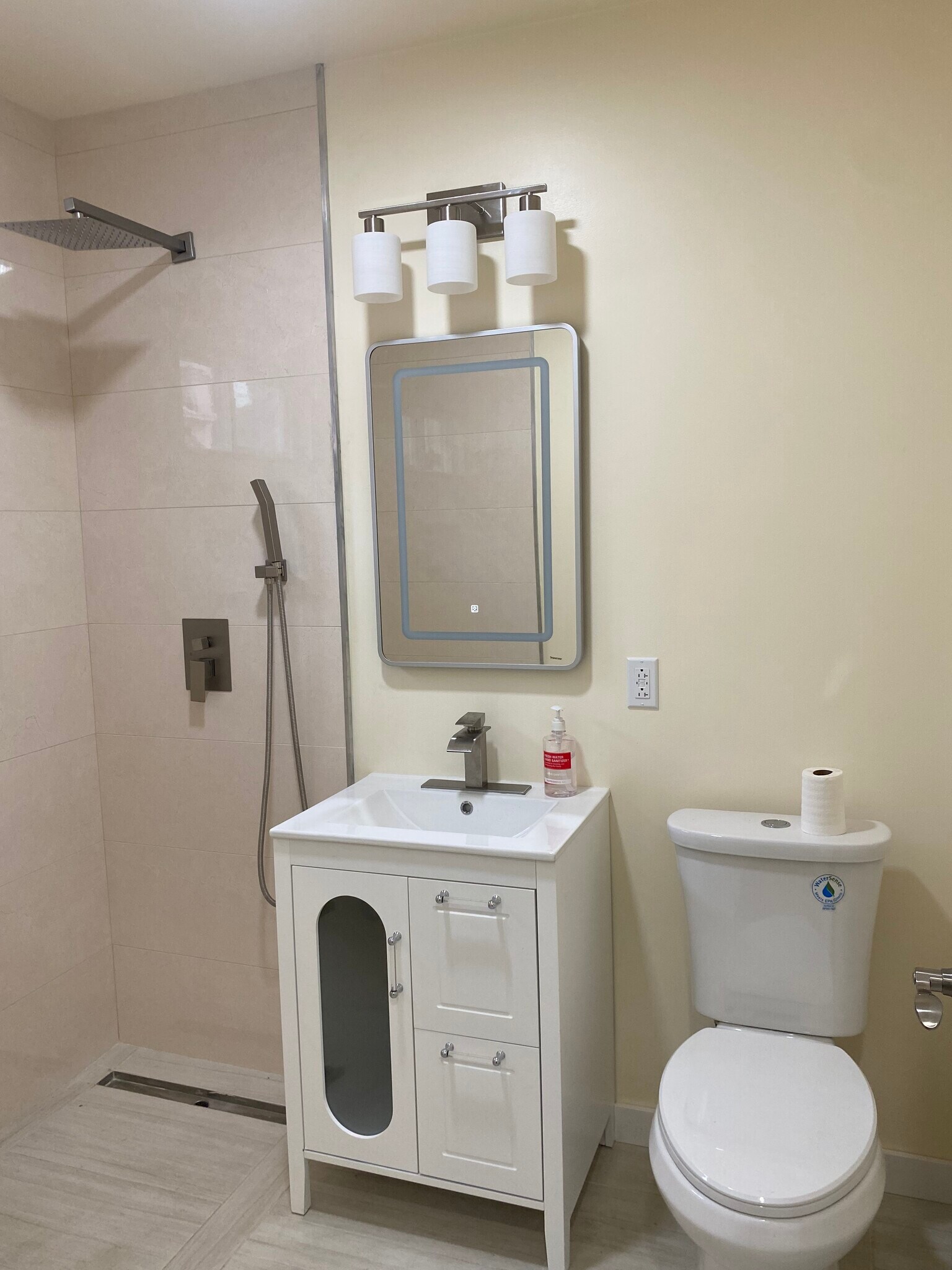 Building Photo - 1634 1/2 N Serrano Ave