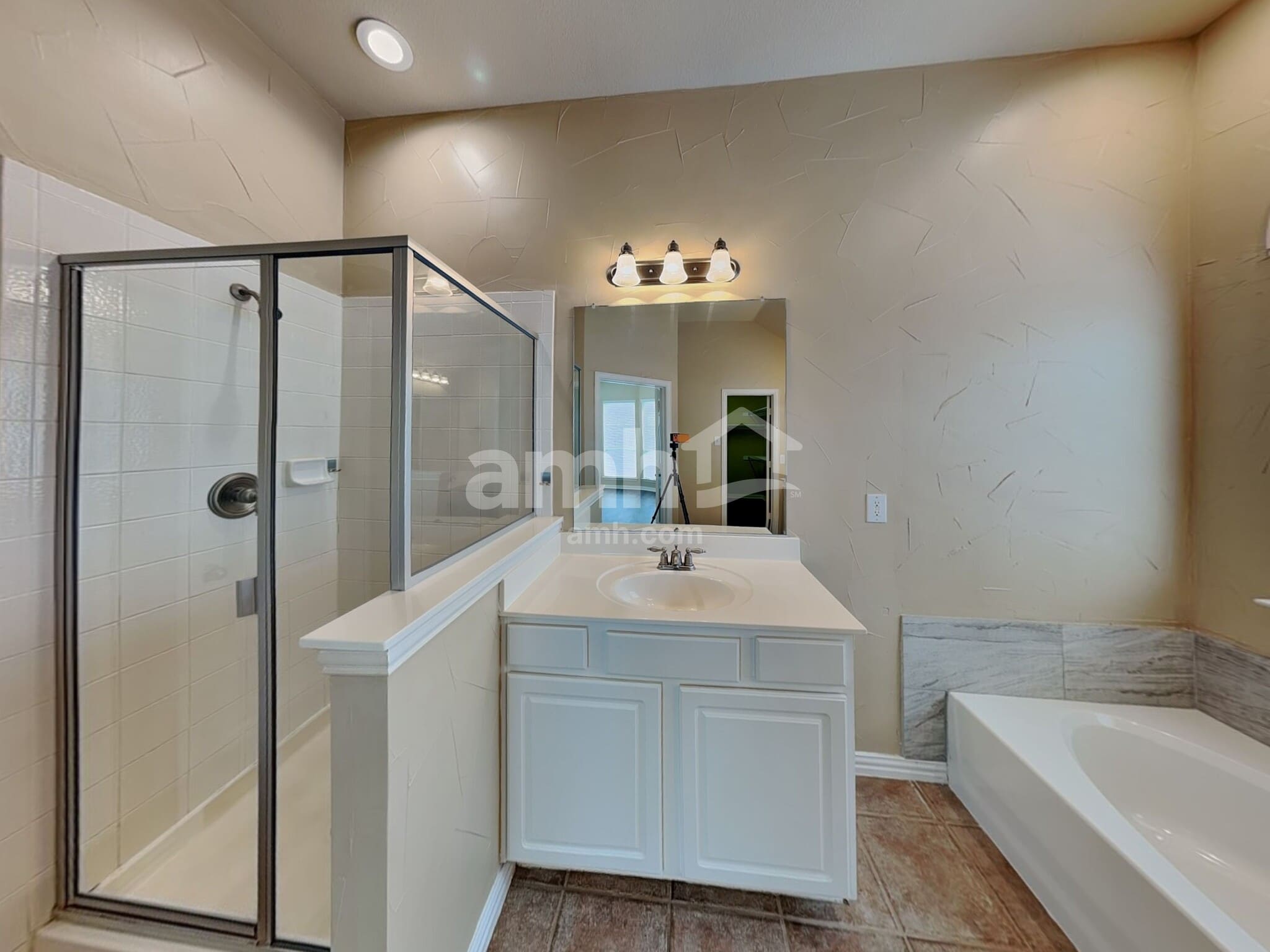 Building Photo - 1310 Golf Club Dr