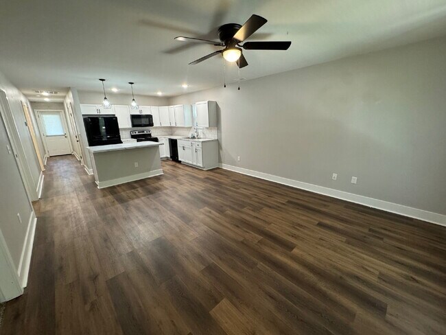 Building Photo - Gorgeous, 3-bedroom Upstairs apartment wit...