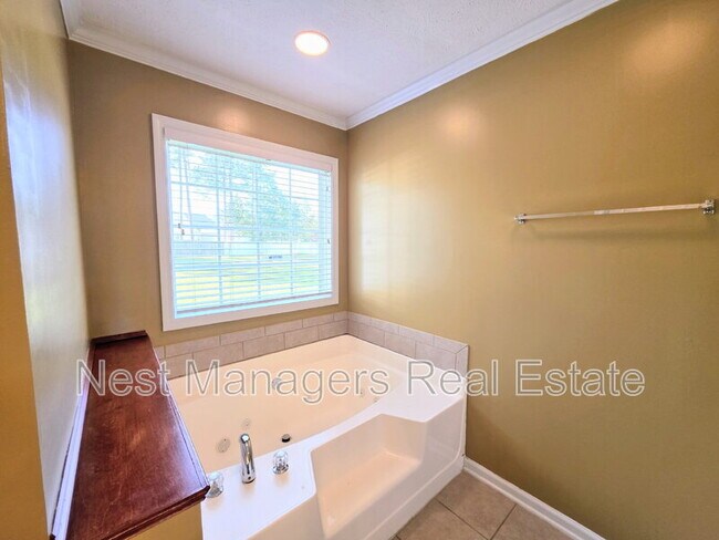 Building Photo - 1612 Middle Creek Cir