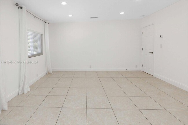 Building Photo - 1110 S 14th Ave