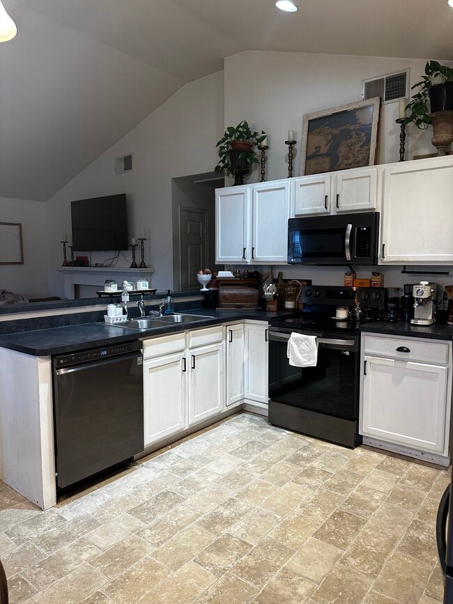 Building Photo - 2150 Redbud Ln
