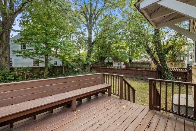 Building Photo - Spacious 5-Bed Home with Front Porch, Deck...