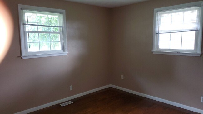 Building Photo - 1409 Evelyn Ln