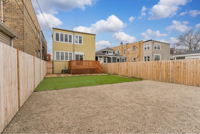 Building Photo - 5304 W Cornelia Ave