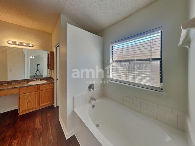 Building Photo - 3753 Woodbriar Dr