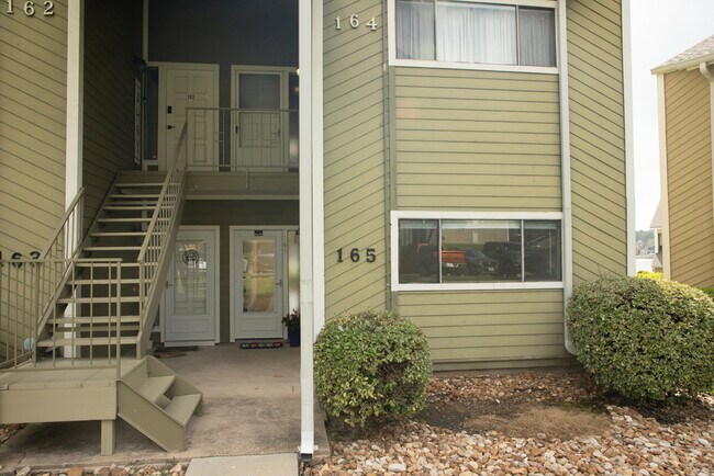 Building Photo - 165 April Point Dr N