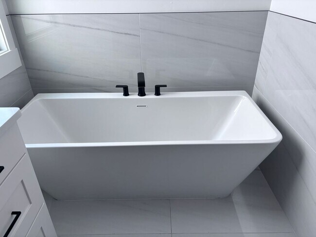 Building Photo - Beautiful 5 Bed 3.5 bath near Sunrise Valley Park In Washington.