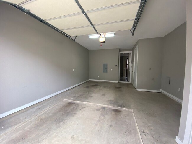 Building Photo - Live in the Heart of the Pearl District – ...