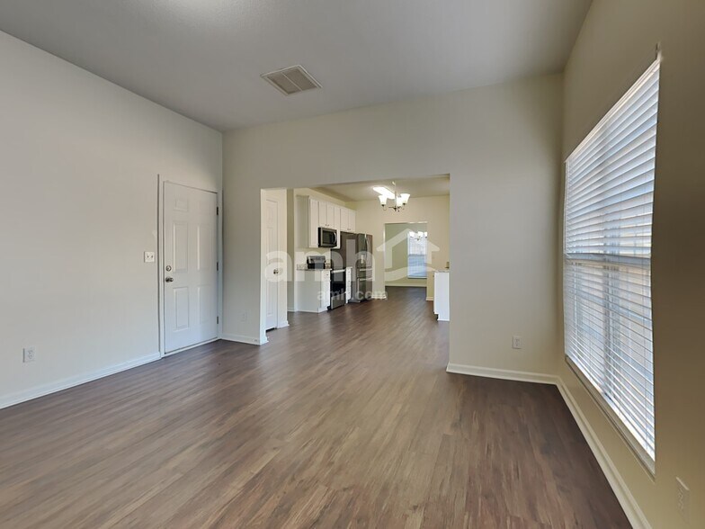 Building Photo - 215 Creekview Dr